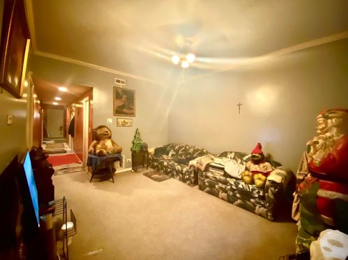 2027 James St, Chicago, IL 60609-5516