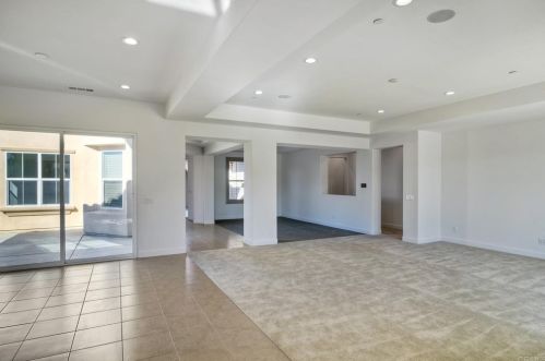 1833 Sugarbush Dr, Vista CA 92084 exterior