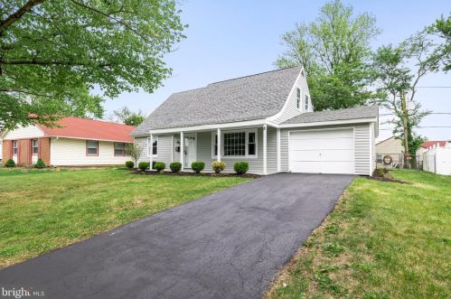 8 Hepburn Ln, Willingboro, NJ 08046-1724