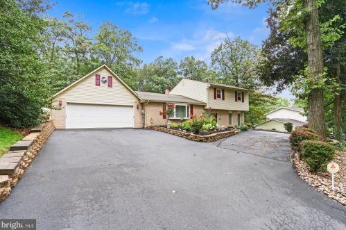 6821 Diaiuto Dr, Harrisburg, PA 17111-5121