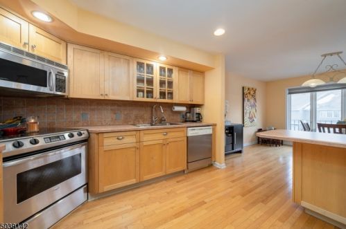 147 Marion Dr, Town Center NJ  07052-3301 exterior