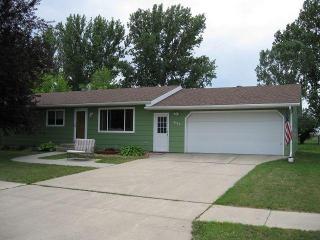 643 Appletree Ln, Moorhead, MN 56560-3218