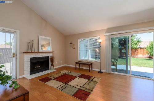 4681 Golf Dr, Livermore, CA 94551-6724