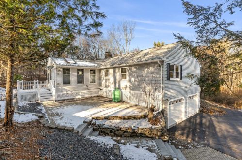 33 Mammoth Rd, Londonderry NH  03053-4030 exterior