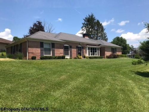 201 Candlelight Dr, Clarksburg, WV 26301-9725