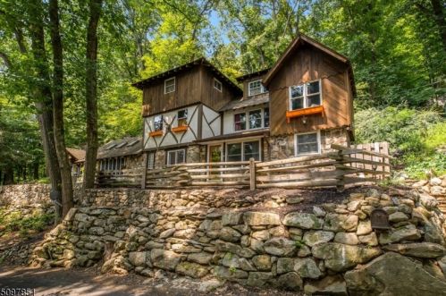3 Hayes Ln, Sparta, NJ 07871-1703