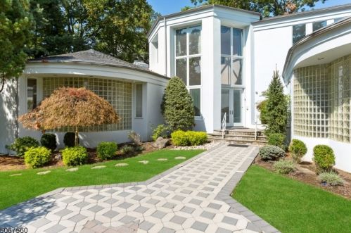 17 Fairway Dr, Green Brook, NJ 08812-2064