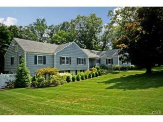28 Holly Ln, Tokeneke, CT 06820-3303