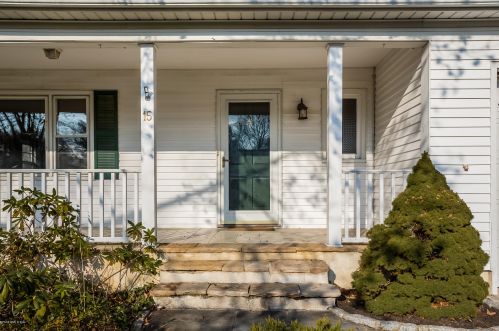 15 Bayside Ter, Riverside CT  06878-1617 exterior