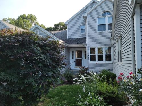 385 Woodridge, Huntington CT  06484-2813 exterior