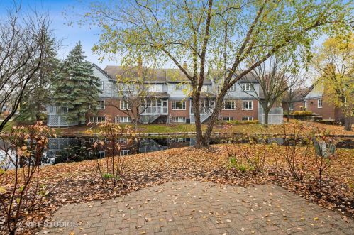 33 Stonehenge Ct, Willowbrook IL  60527-6414 exterior