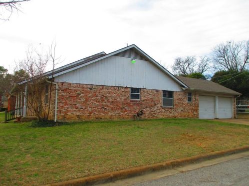 1800 Lake Shore Ct, Fort Worth, TX 76103-1512