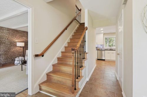 11630 Sourwood Ln, Herndon, VA 20191-3043