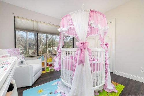 28 Bonita Dr, Huntington CT  06484-5106 exterior