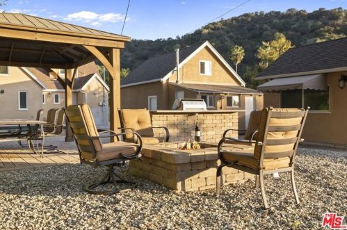 2417 Glenoaks Blvd, Glendale CA  91206-3027 exterior