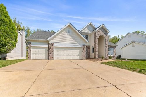 571 Oakwood Dr, Fenton, MO 63026-3566