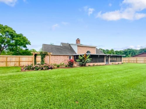 221 Pecan Est Rd, Angleton TX 77515-8463 exterior