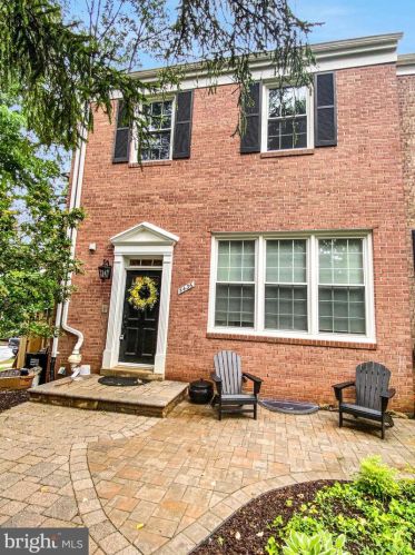 5436 Calstock Ct, Springfield, VA 22015-1927