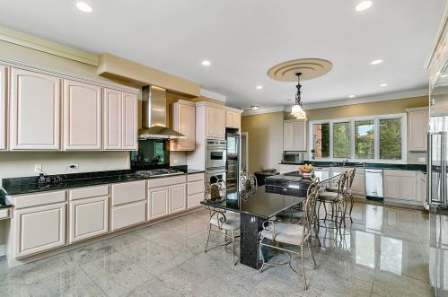 9171 Falling Waters Dr, Willowbrook IL  60527-0717 exterior