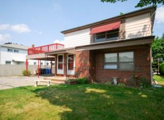 266 Budlong Rd, Cranston, RI 02920-6306