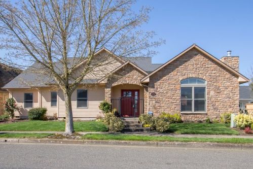 2701 Hazelnut Dr, Woodburn, OR 97071-8670
