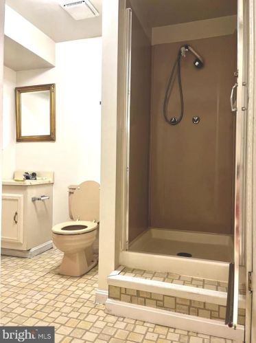 5076 Queens Wood Dr, Springfield VA  22015-1530 exterior