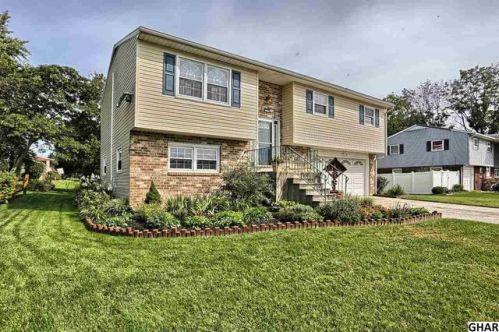 1895 Rachel Dr, Carlisle PA  17013-1046 exterior