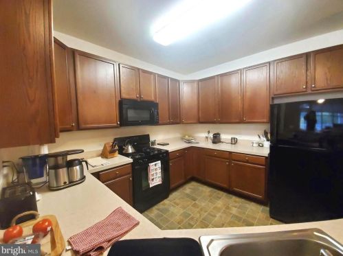 525 Timberlake Dr, Trenton NJ  08618-1479 exterior