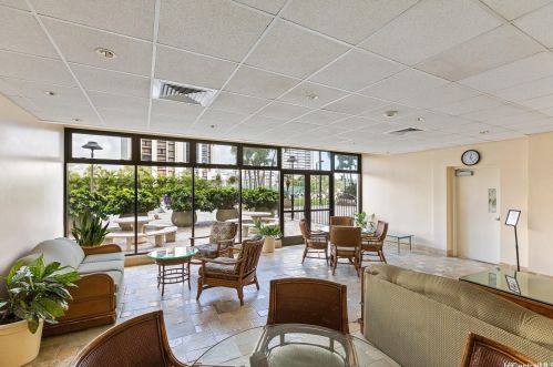 229 Paoakalani Ave, Honolulu HI 96815-3764 exterior