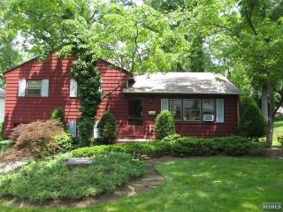 317 Franklin Pl, Paramus, NJ 07652-4911