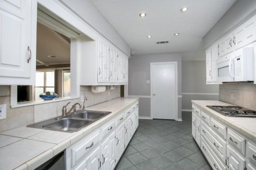 2702 Peach Tree Dr, Carrollton TX 75006-4735 exterior