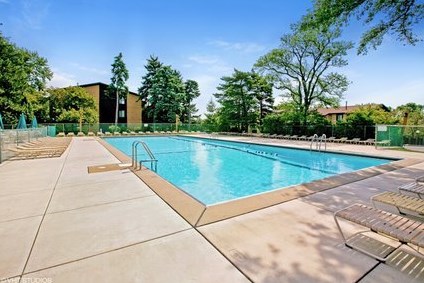 6108 Knoll Valley Dr, Willowbrook IL  60527-3208 exterior