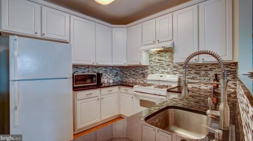 2 Commerce Sq, Trenton NJ  08691-4187 exterior