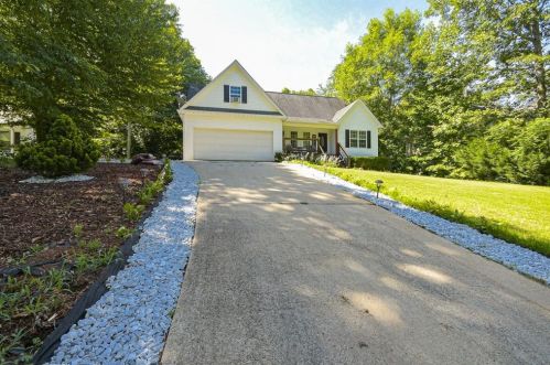 3916 Pine Shore Cir, Gainesville, GA 30501-7644