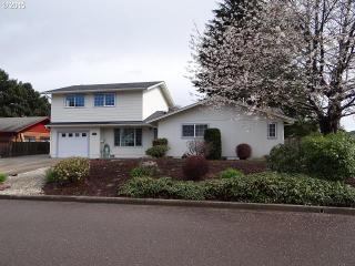 411 Camellia Ct, Winchester Bay, OR 97467-1904