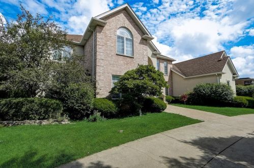 6919 Fieldstone Dr, Willowbrook IL  60527-5295 exterior