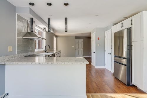 1 Cherokee Ct, Londonderry NH  03053-2635 exterior