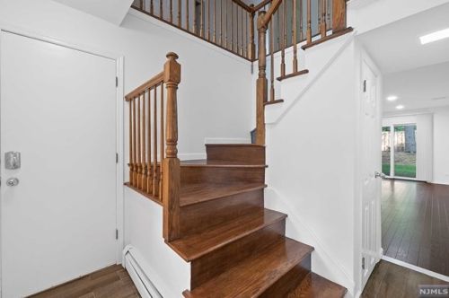 16 Crestwood Mews, Allendale, NJ 07401-1539