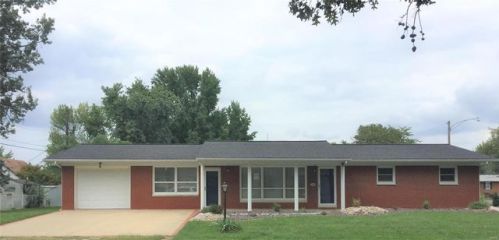 299 Redwood Dr, Breese, IL 62216-3533