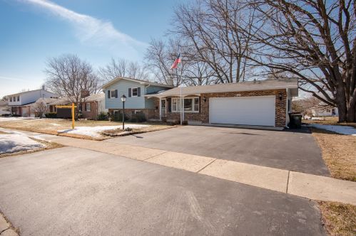 688 Hillside Ave, Antioch, IL 60002-1245