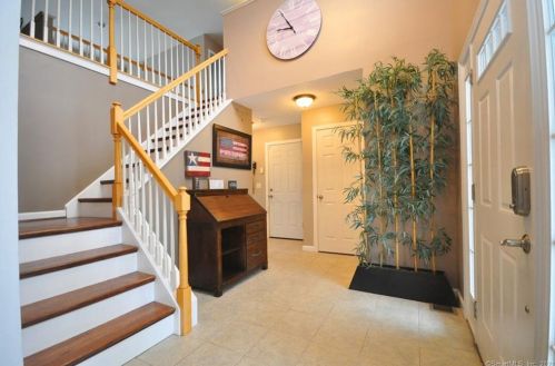 5 Greenview Ter, Middletown, CT 06457-8738