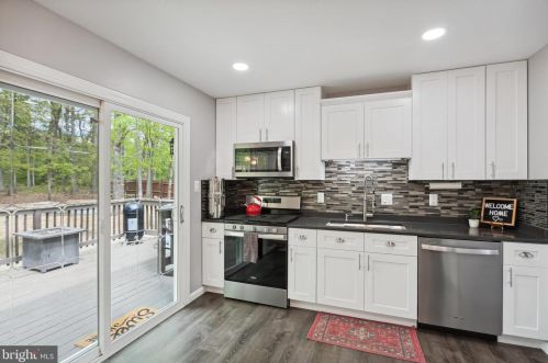 8922 Applecross Ln, Springfield VA  22153-1201 exterior
