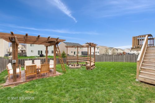 715 Brighton Dr, Pingree Grove IL  60140-9195 exterior