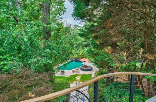 2858 Hl Dr, Atlanta GA  30305-3422 exterior