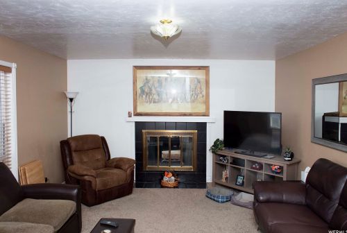 9284 Betty Dr, Taylorsville, UT 84088-8902