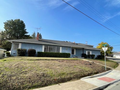 11 Hilltop Dr, San Carlos, CA 94070-4572
