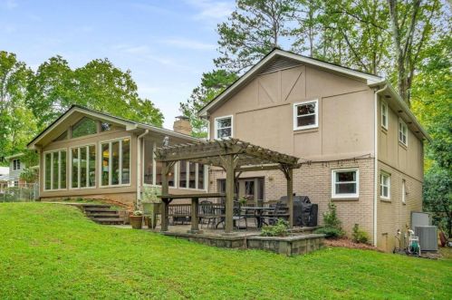 7290 Hunters Br Dr, Atlanta GA  30328-1719 exterior