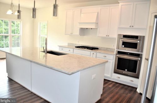 13021 Trappers Ridge Ct, Gainesville, VA 20155-1568
