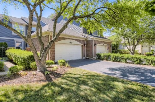 953 Heathrow Ln, Naperville, IL 60540-0385