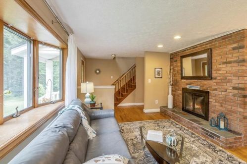 33 Stony Brook Dr, East Hampton, CT 06447-1024